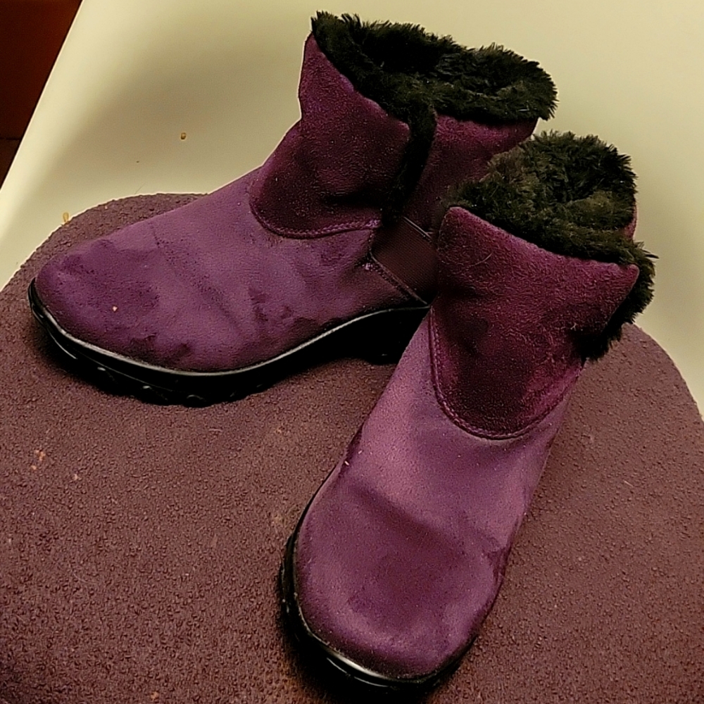 Cute warm winter booties. Sz 9, womens